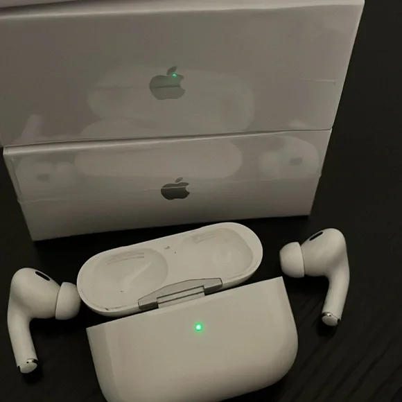 Apple White Wireless Earbuds with Charging Case - Picture 3 of 4